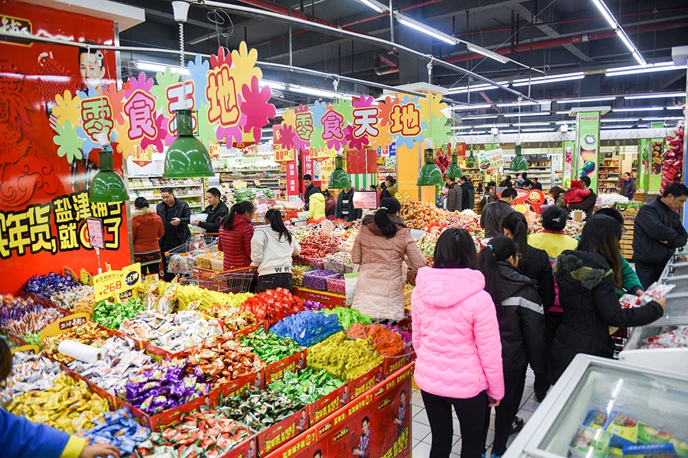 花生、瓜子、開(kāi)心果、松子等休閑食品作為年貨的必需品，提前進(jìn)入銷售旺季。