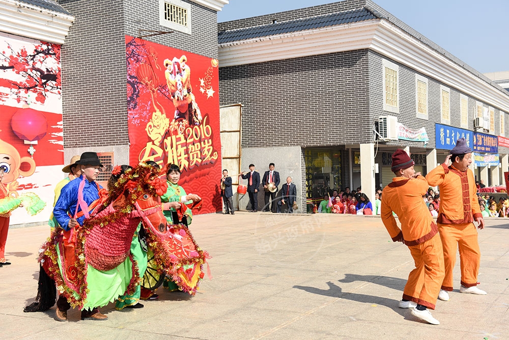 隘子舞阿妹，是流行于我縣清化地區(qū)的一種民間歌舞，舞蹈者帶著人們的美好祝愿到群眾中表演，在舞中主要反映農(nóng)事活動，表演生動詼諧，深受廣大群眾的歡迎。