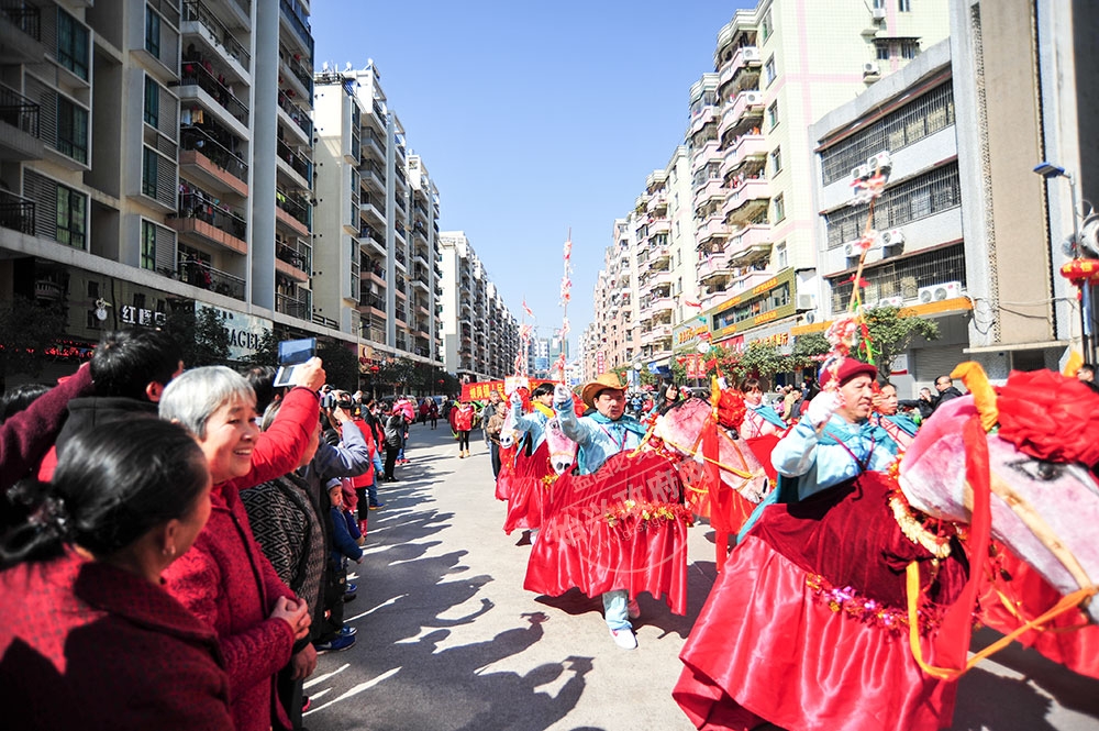 司前鎮(zhèn)表演的《舞紙馬》，是流行在我縣司前、隘子地區(qū)的一種民間藝術(shù)，人們常在春節(jié)期間舉行，以表現(xiàn)人們對生活的美好祝愿，并希望在新的一年里萬事如意、馬到成功！