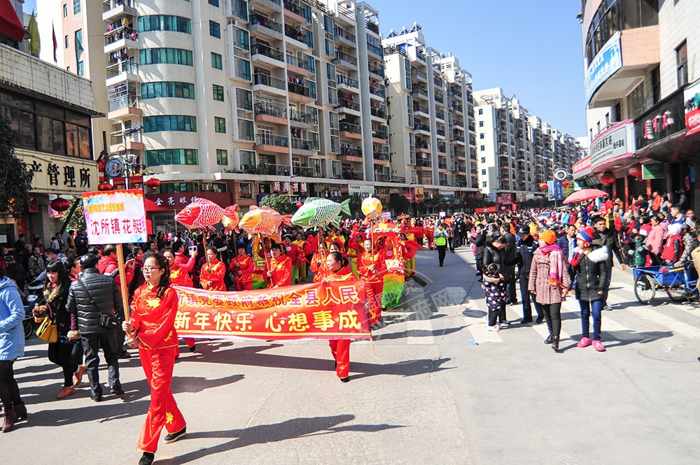 沈所鎮(zhèn)花艇舞也是我縣曾經(jīng)流傳一時的民間藝術(shù)，它通過夸張的花艇和玉蚌，表現(xiàn)漁家豐富多彩的生活，也預(yù)示來年更加五彩繽紛，平安吉祥！