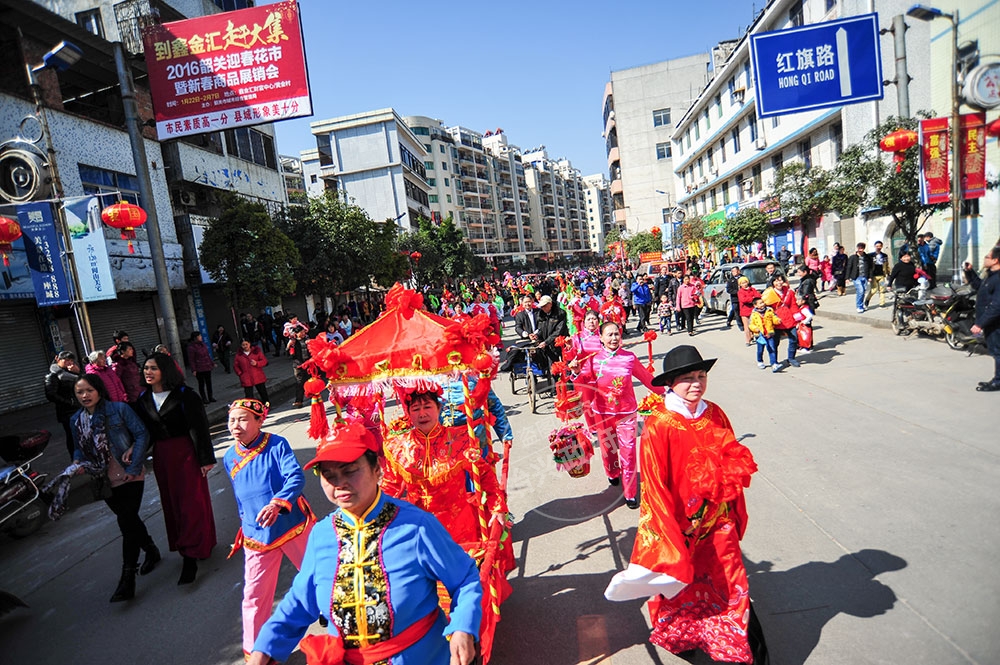 城南鎮(zhèn)表演的《錢叉舞》是我縣的一種民間舞蹈，它以簡練的動作，多變的隊(duì)形，表現(xiàn)歡樂的情感，給人以美的享受。