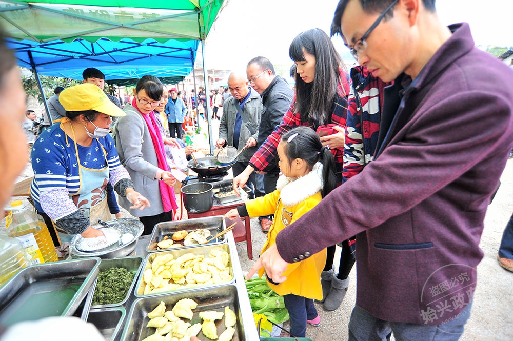 現(xiàn)場更有當?shù)靥厣〕云穱L