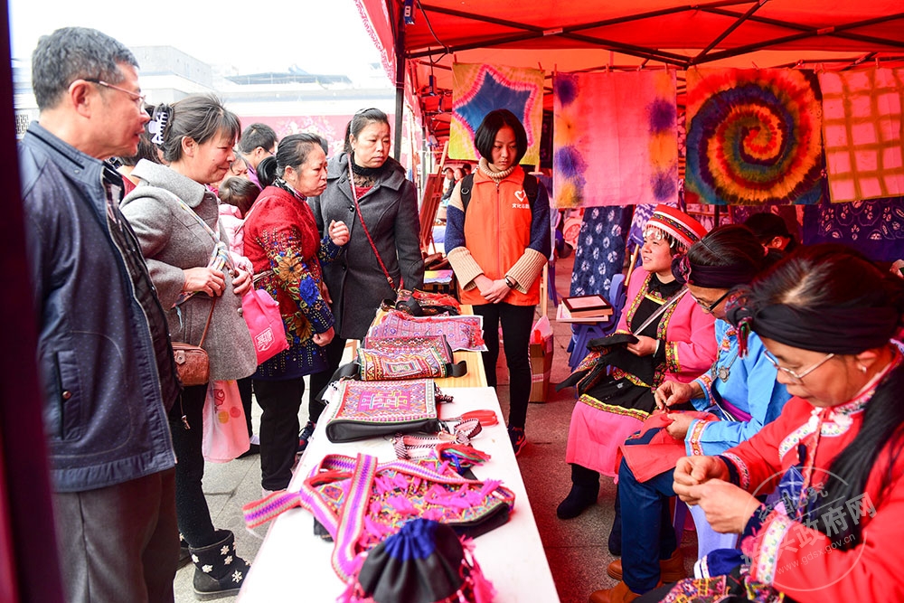 非遺民俗及民間藝術(shù)手工藝品展示，圖為瑤繡