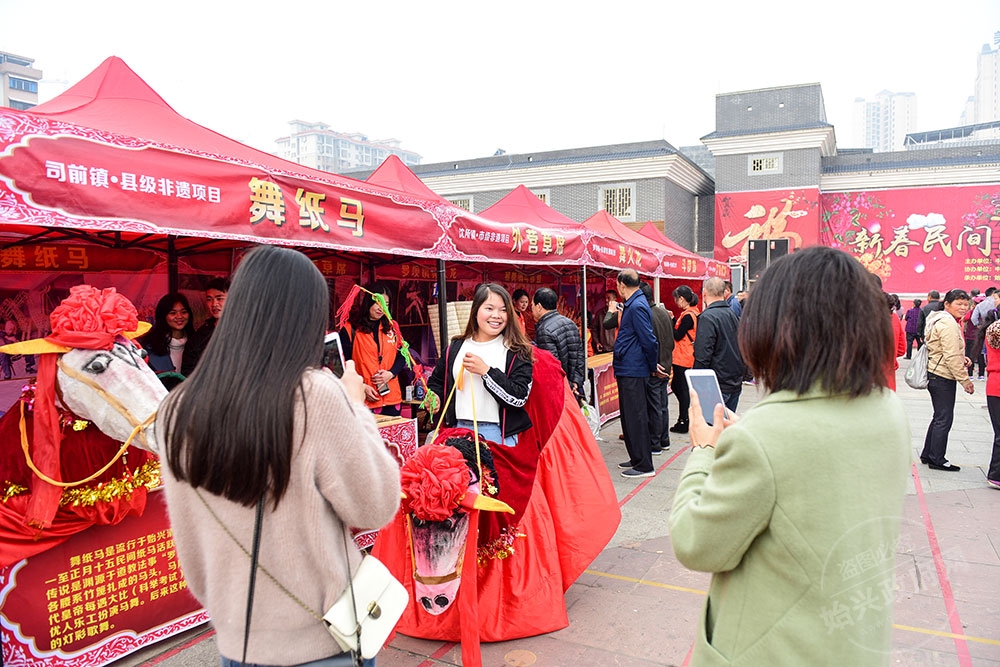 非遺民俗及民間藝術(shù)手工藝品展示，圖為市民現(xiàn)場(chǎng)體驗(yàn)