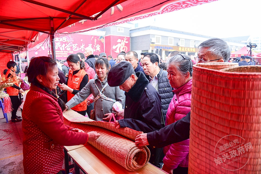 外營(yíng)草席是明朝建文三年(1302年)，從外地搬來(lái)外營(yíng)定居后，草席編織就已由老祖宗代代相傳下來(lái)，自有外營(yíng)村就有了編織草席的工藝，至今已有六百多年的歷史了。民國(guó)時(shí)期，外營(yíng)村民家家戶戶、男女老少都會(huì)編織草榭（草席），并以此為主要的經(jīng)濟(jì)來(lái)源。八一村民所編織的草榭，硬朗結(jié)實(shí)，具有冬暖夏涼、平滑、防潮、爽汗、防風(fēng)濕和耐用等特點(diǎn)。這些生產(chǎn)技藝是八一村民長(zhǎng)期積累的智慧結(jié)晶，且難用現(xiàn)代機(jī)械及技術(shù)來(lái)代替，其純手工技藝，是一項(xiàng)極其寶貴的歷史遺產(chǎn)。2008年8月，八一村的“民間手工草榭編織技藝”成功申報(bào)市級(jí)非物質(zhì)文化遺產(chǎn)資源項(xiàng)目。